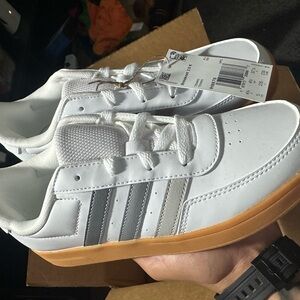 Adidas Breaknet 2.0 k Size 5 model Ih8878 BRAND NEW , unisex kids